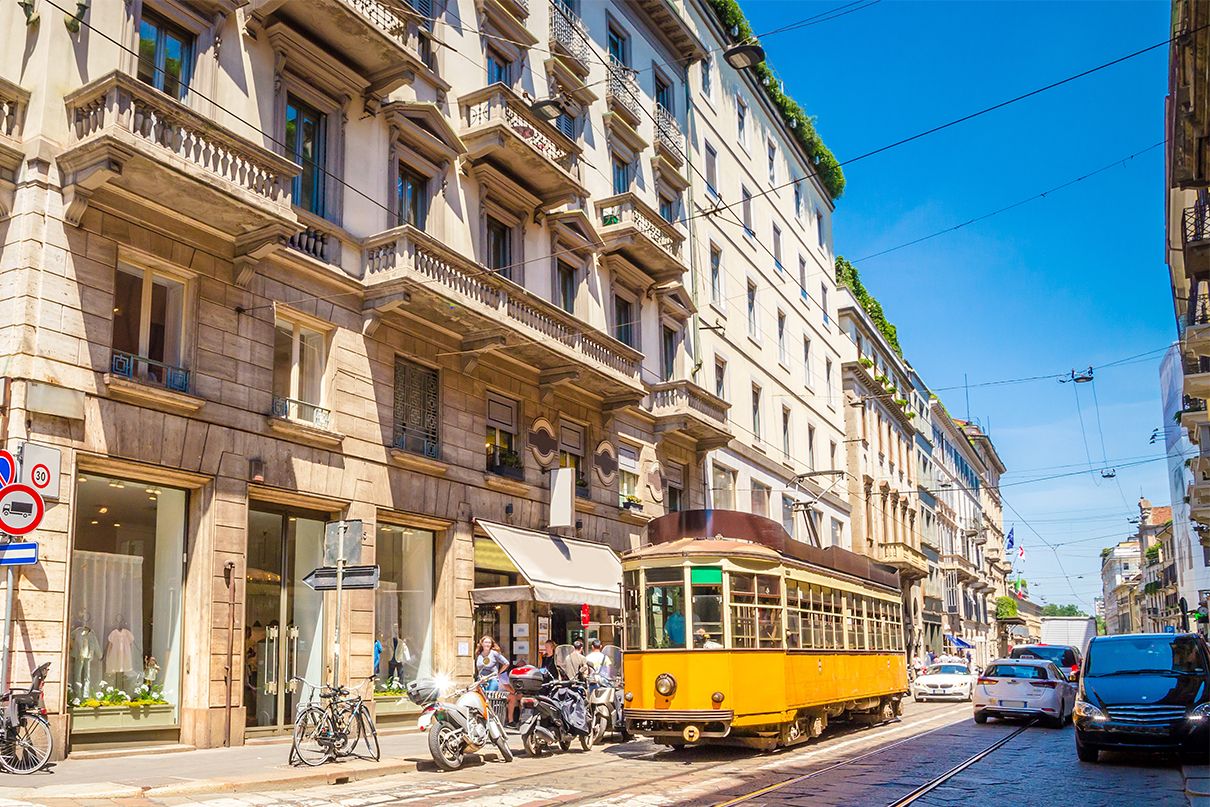 Via di Milano con tram