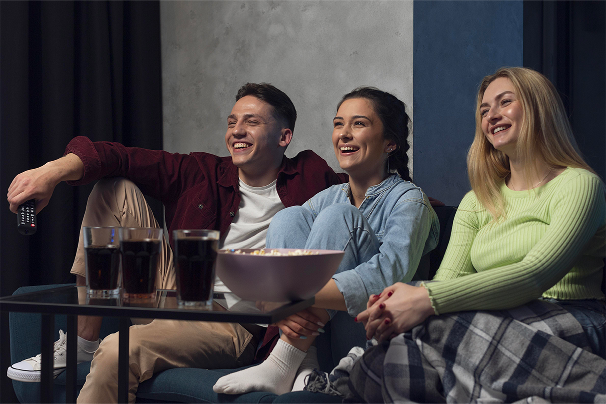 Coinquilini durante serata cinema