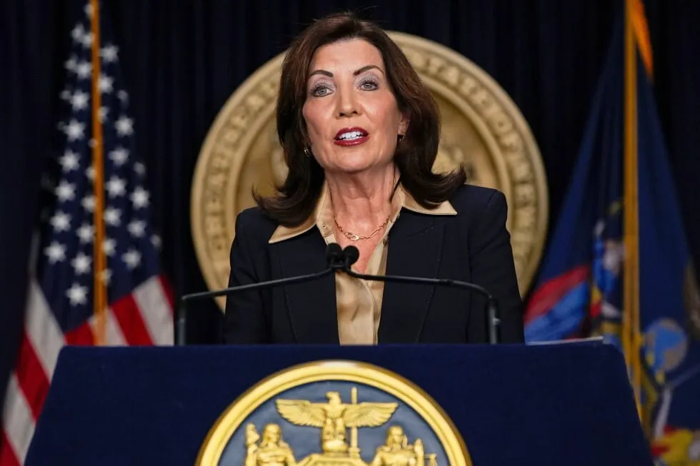 Nueva York obliga a los anuncios a declarar si usan actores generados con IA, con multas de 1.000$ por infracción