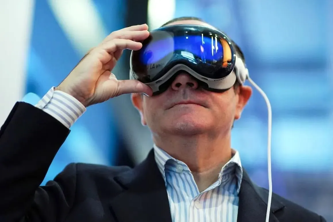 OpenAI ficha a Paul Meade, jefe de hardware de Vision Pro durante 7 anos en Apple, para su division de hardware