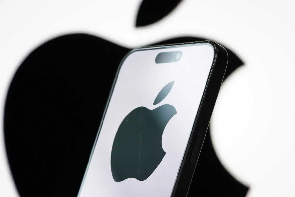 Apple negocia un presupuesto de nueve cifras para pagar a los medios cada vez que Siri use sus noticias