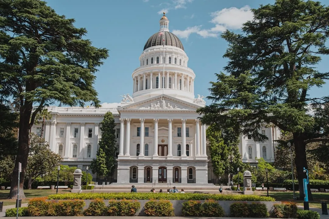 California vuelve a intentar prohibir que una IA despida a nadie sin firma humana