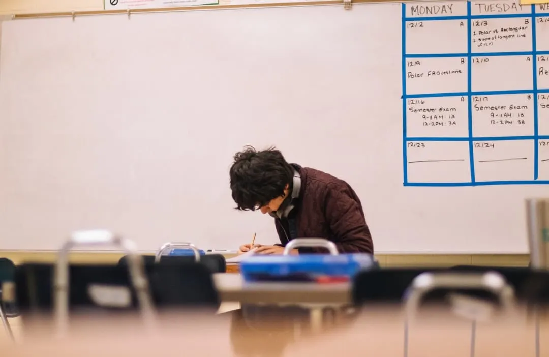 La IA sube la nota de los deberes un 18% y baja la del examen un 20% en 26.811 alumnos