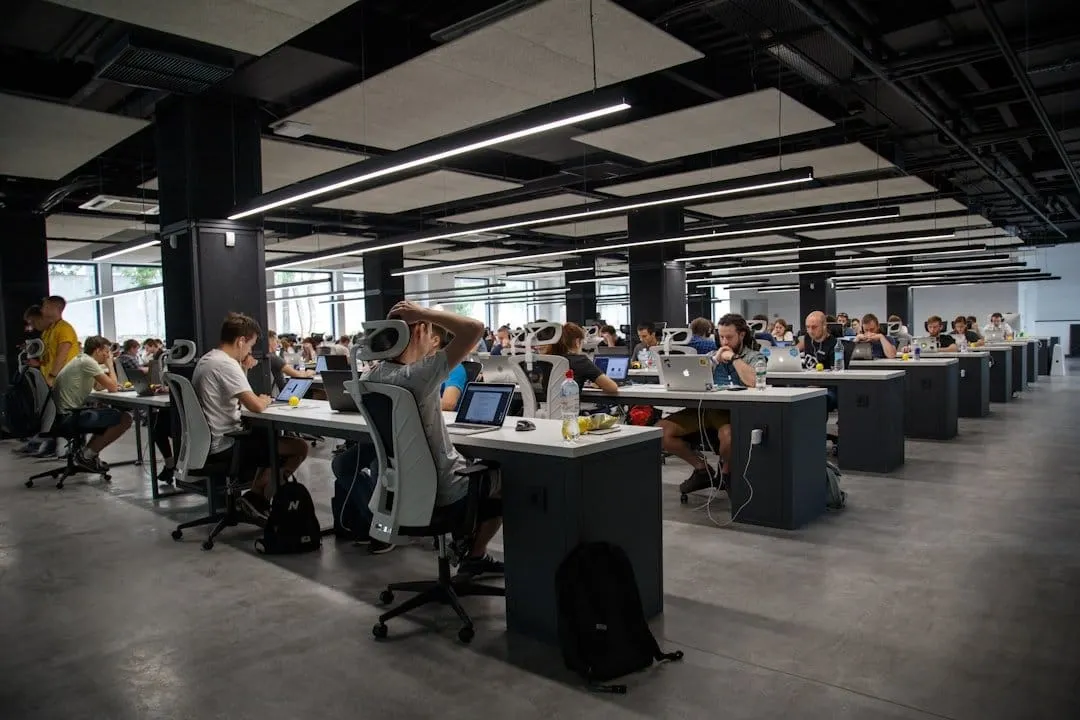 OpenAI analiza 800.000 conversaciones de trabajo: el 43,5% pide tareas de otro puesto