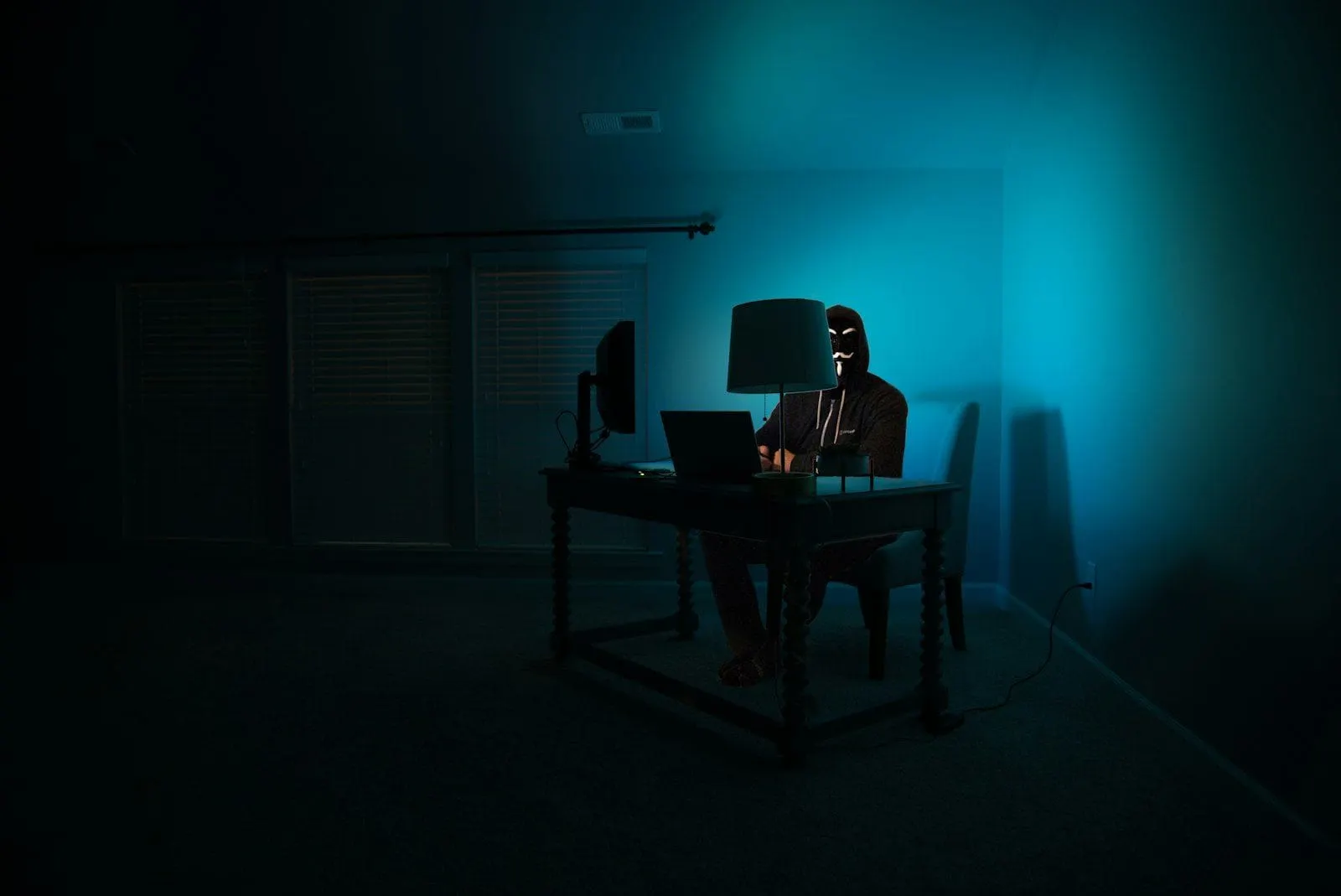 Persona en una videollamada desde un portátil