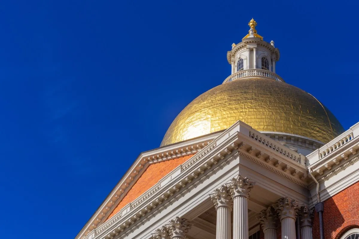 Massachusetts obliga a los centros de datos de más de 25 MW a traerse su propia energía limpia