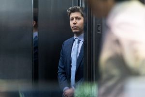 El primer dispositivo de OpenAI sería un altavoz sin pantalla que se mueve solo