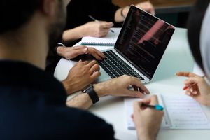 Zoom compra Common Room para meter agentes de IA en sus equipos de ventas