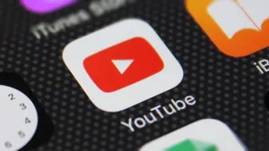 YouTube aclara qué contenido de IA no cobrará: plantillas repetidas, vídeos manipuladores y personas sintéticas