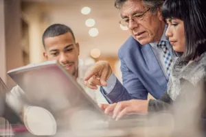 Las ofertas de empleo junior caen un 7,5% en un año y el mercado laboral se inclina hacia los perfiles senior