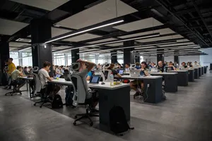 OpenAI analiza 800.000 conversaciones de trabajo: el 43,5% pide tareas de otro puesto
