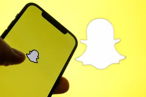Snapchat deja de recomendar en Spotlight los vídeos hechos enteros con IA