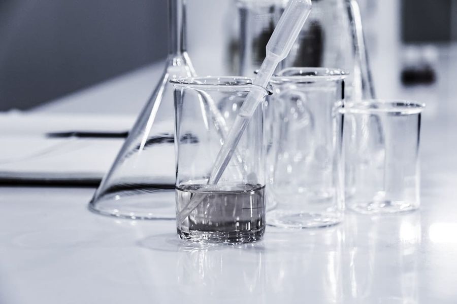 Anthropic recibe críticas por los safety classifiers de Fable 5: bloquean biología, química y ciberseguridad