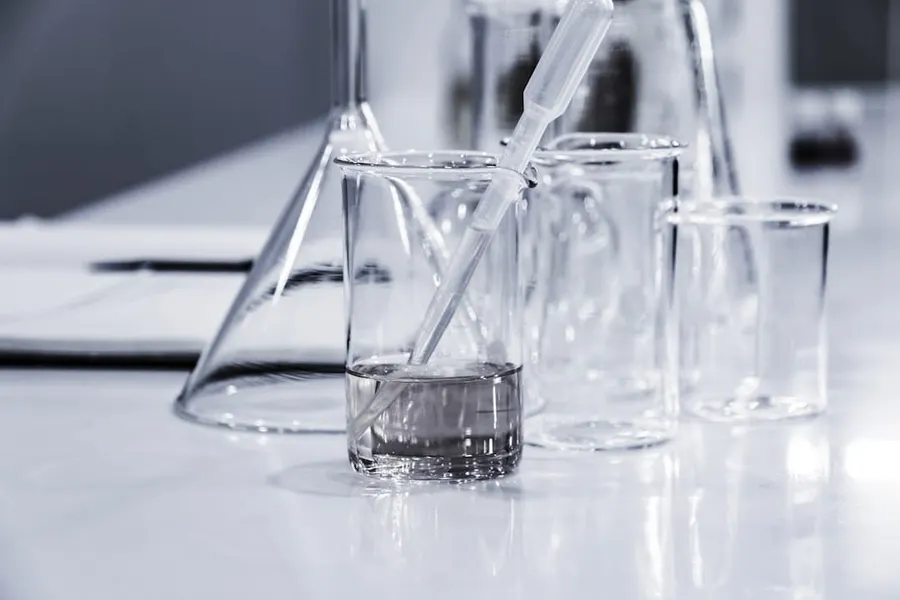 Anthropic recibe críticas por los safety classifiers de Fable 5: bloquean biología, química y ciberseguridad