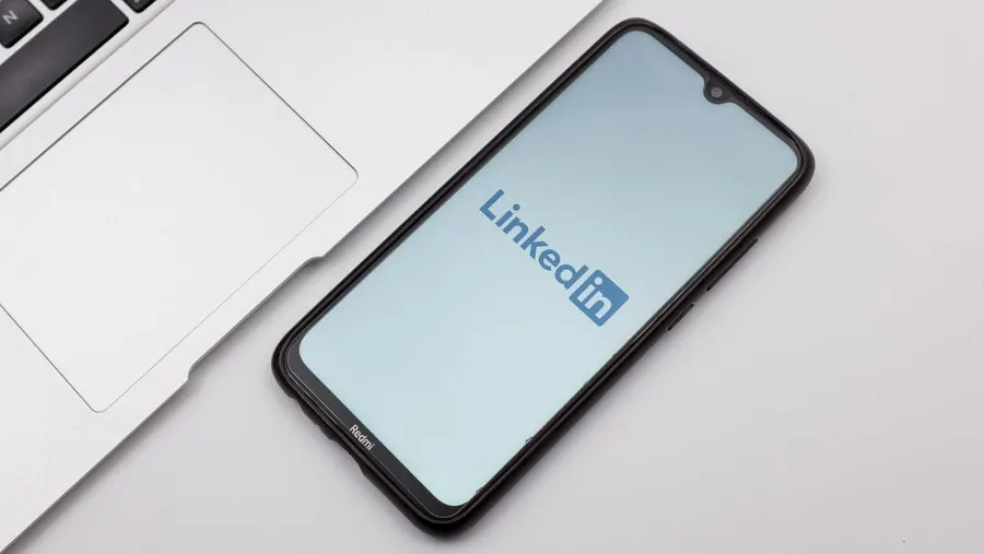 LinkedIn añade un botón para denunciar posts que parecen escritos por IA
