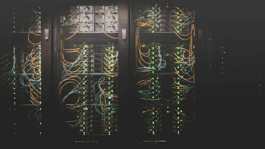 Racks de servidores con cableado de fibra en un centro de datos