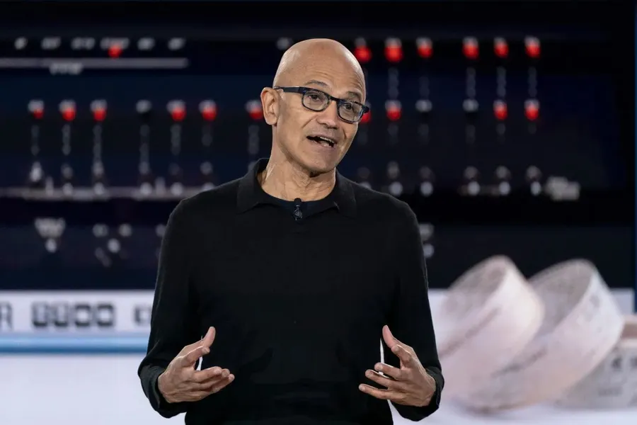 Nadella publica memo: la ventaja con IA está en el 'learning loop' propio, no en elegir el mejor modelo