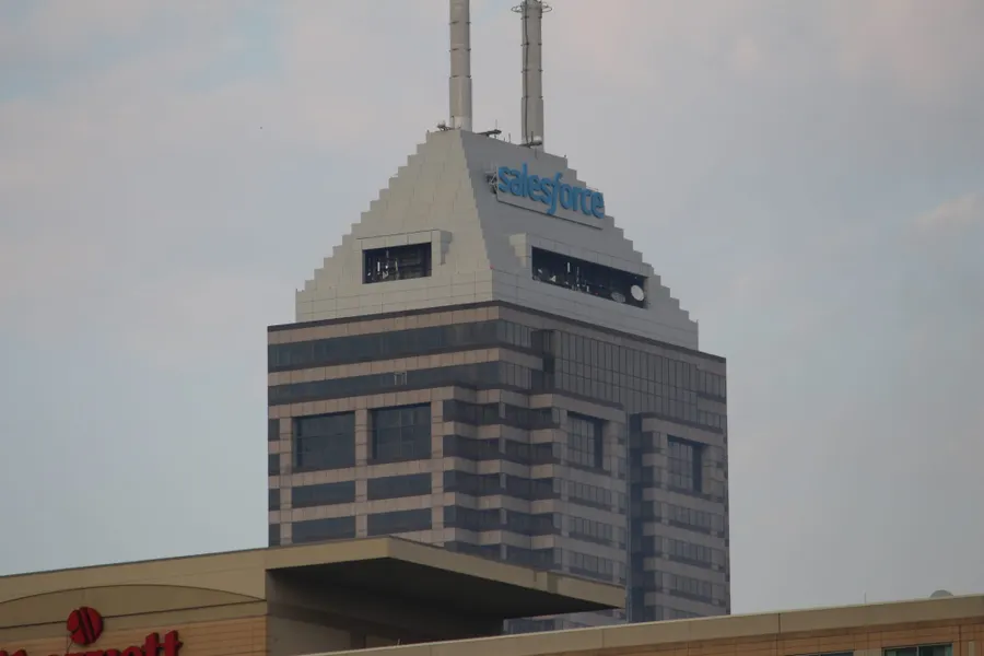 Salesforce compra Fin (antes Intercom) por 3.600 millones para reforzar Agentforce