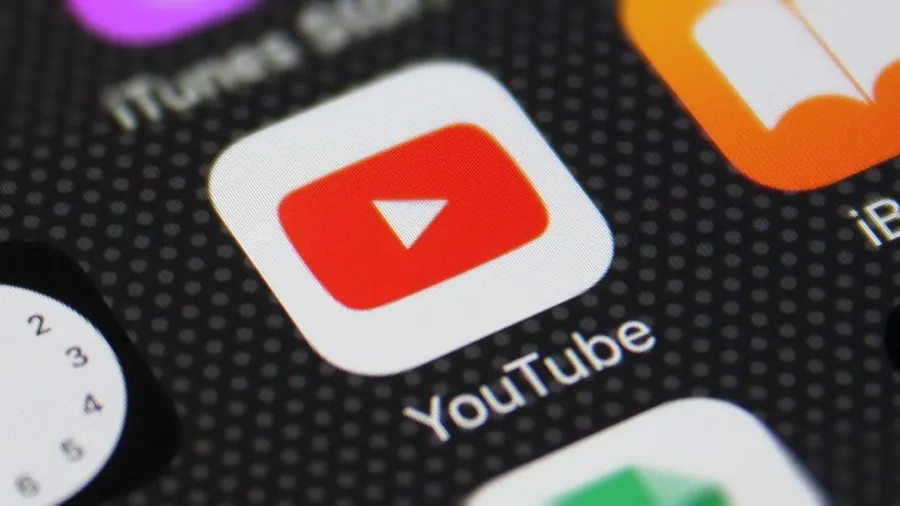 YouTube aclara qué contenido de IA no cobrará: plantillas repetidas, vídeos manipuladores y personas sintéticas