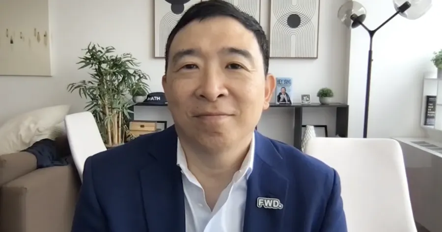 Andrew Yang pide 15.000 dólares al año por familia pagados con el negocio de los datos