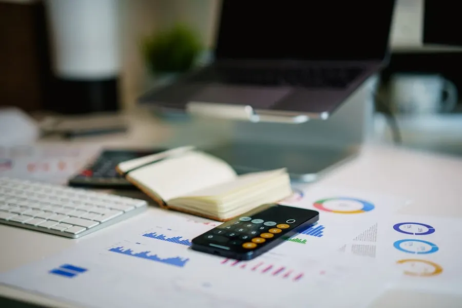 Cuánto cuesta implementar IA en una empresa (la cuenta real de un operador)