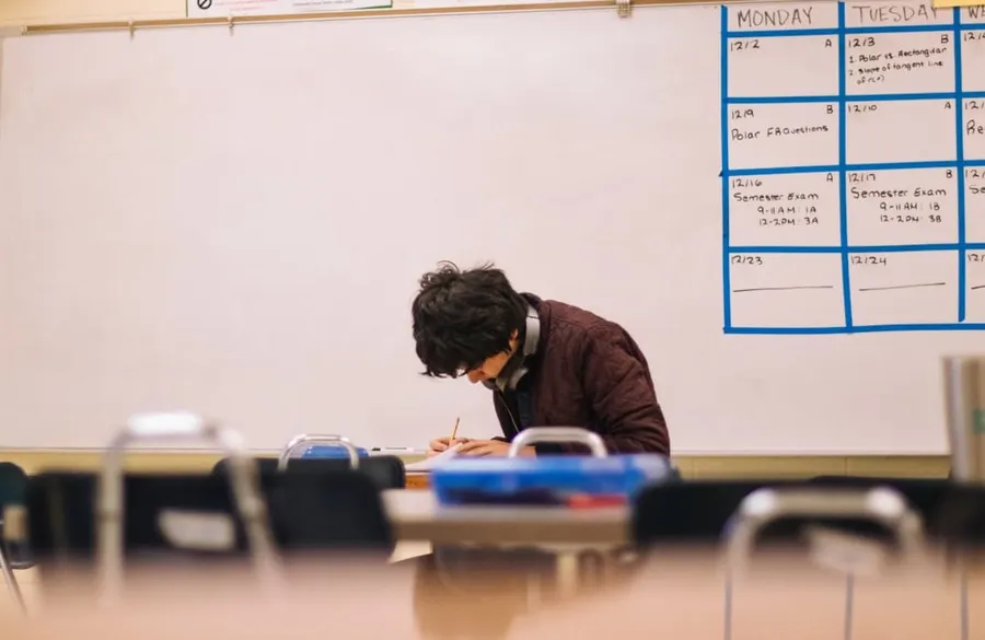 La IA sube la nota de los deberes un 18% y baja la del examen un 20% en 26.811 alumnos