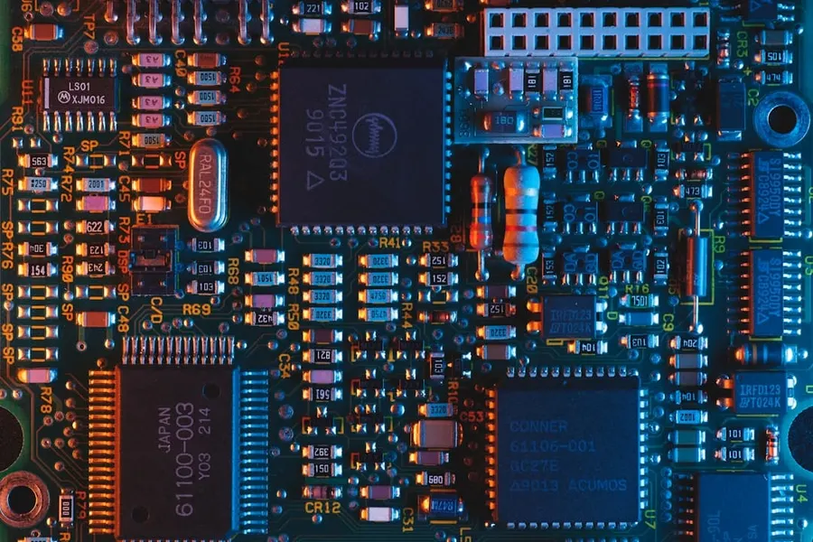 Intel saca SuperClaw, un enrutador que decide si el agente tira de tu PC o de la nube
