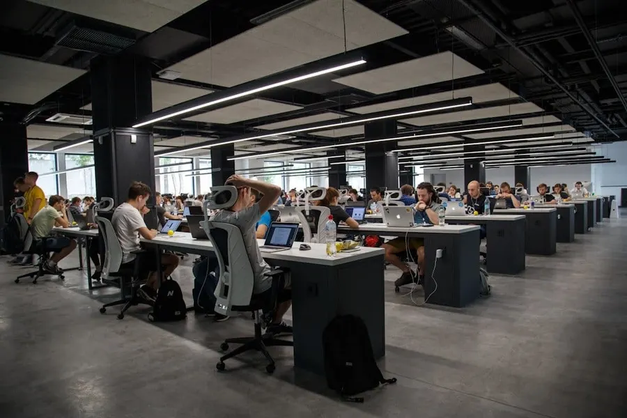 OpenAI analiza 800.000 conversaciones de trabajo: el 43,5% pide tareas de otro puesto
