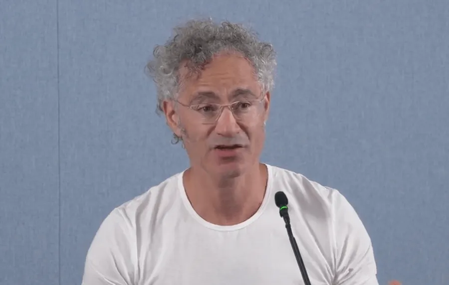 Palantir gana 1.100 millones y Karp llama marxistas a los laboratorios de IA