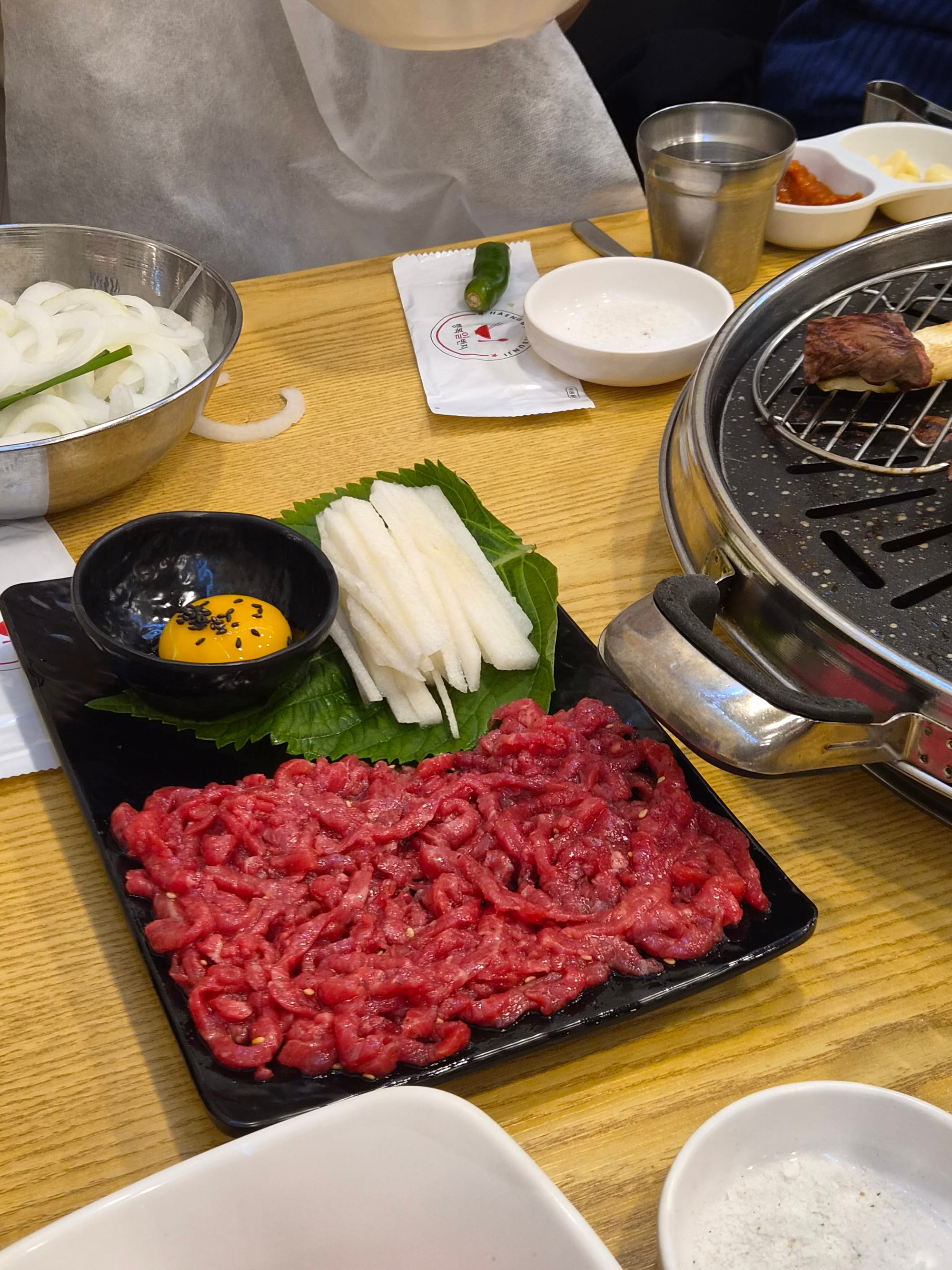 어버이날에 받은 서비스 육회 23,000원짜리