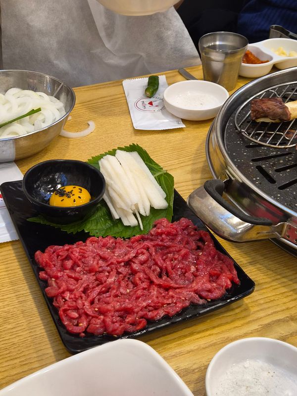 어버이날에 받은 서비스 육회 23,000원짜리