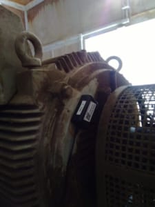 Sensor da Tractian instalado no booster