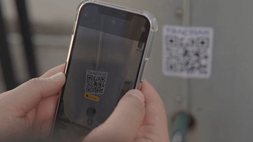 Escaneo del Código QR generado por la plataforma TRACTIAN
