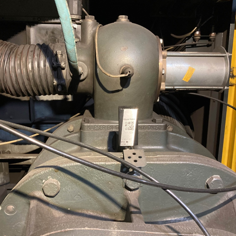 Compressor de ar na planta industrial da Electro Aço Altona monitorado pelo Smart Trac, o sensor de vibração, temperatura e horímetro da TRACTIAN.