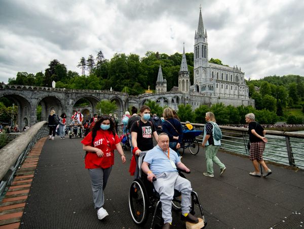 Marie réveille et transporte les pèlerins à Lourdes durant quatre jours