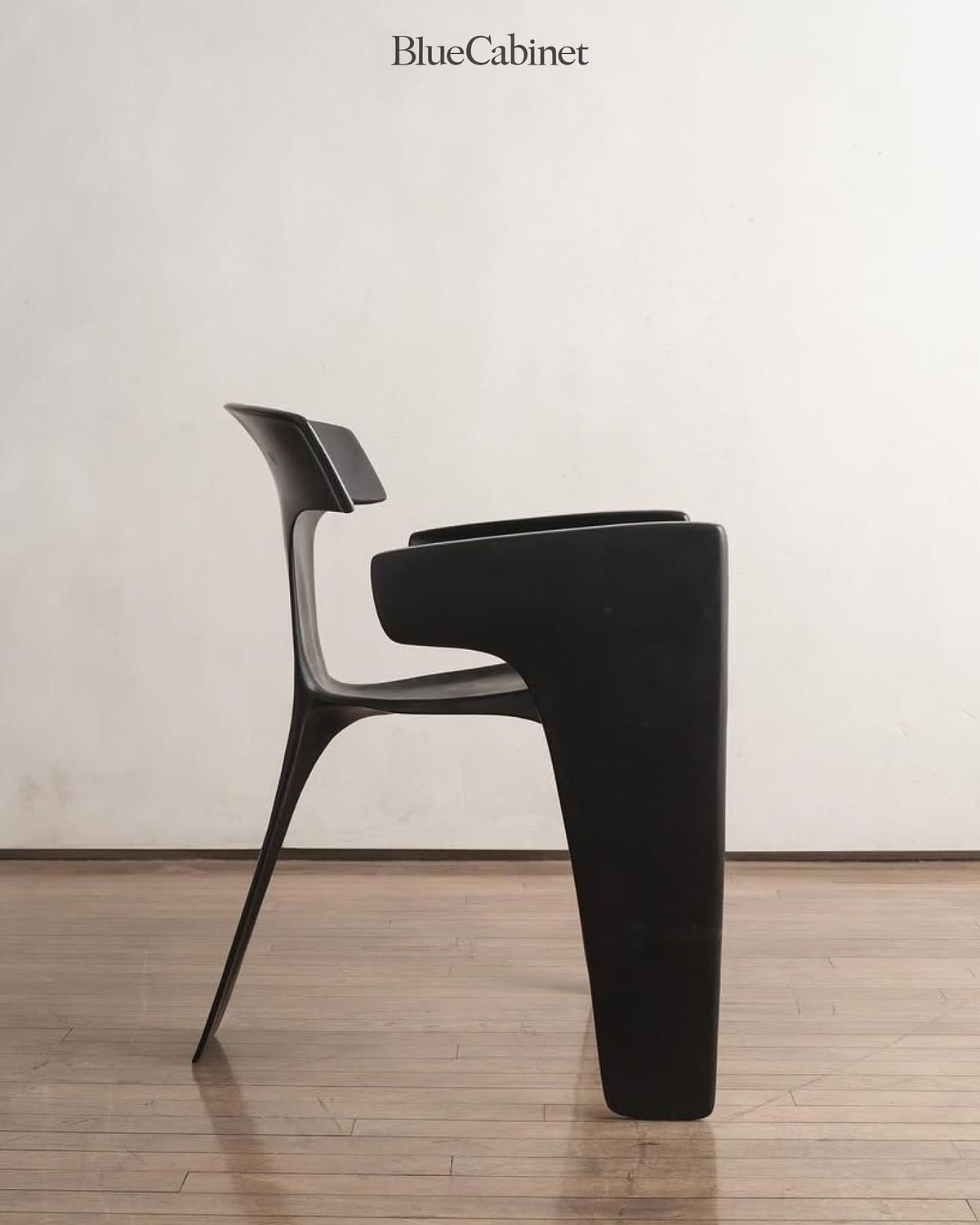 〈NYX Chair〉, 알루미늄 위 수작업 마감 Post feature image