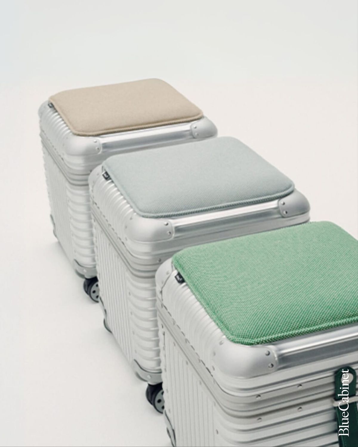 RIMOWA × Vitra 한정판 알루미늄 스툴 Post feature image