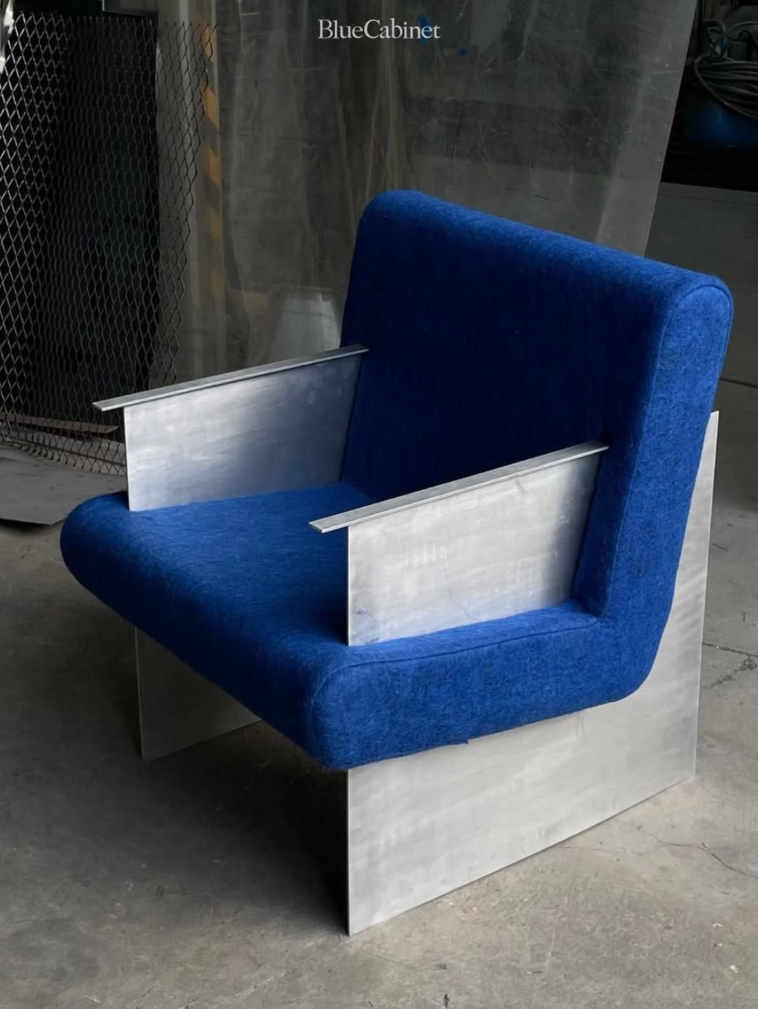 어라운드 더 스튜디오의 〈Sword Armchair〉 Post feature image