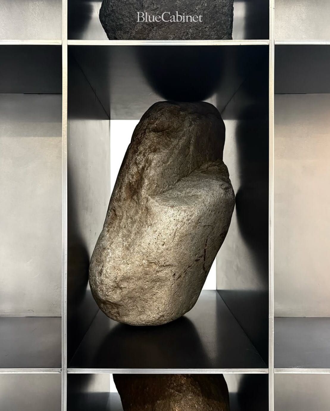 Omar Afridi 도쿄 매장의 〈Proportions of Stone〉, 이시산 협업 설치 Post feature image