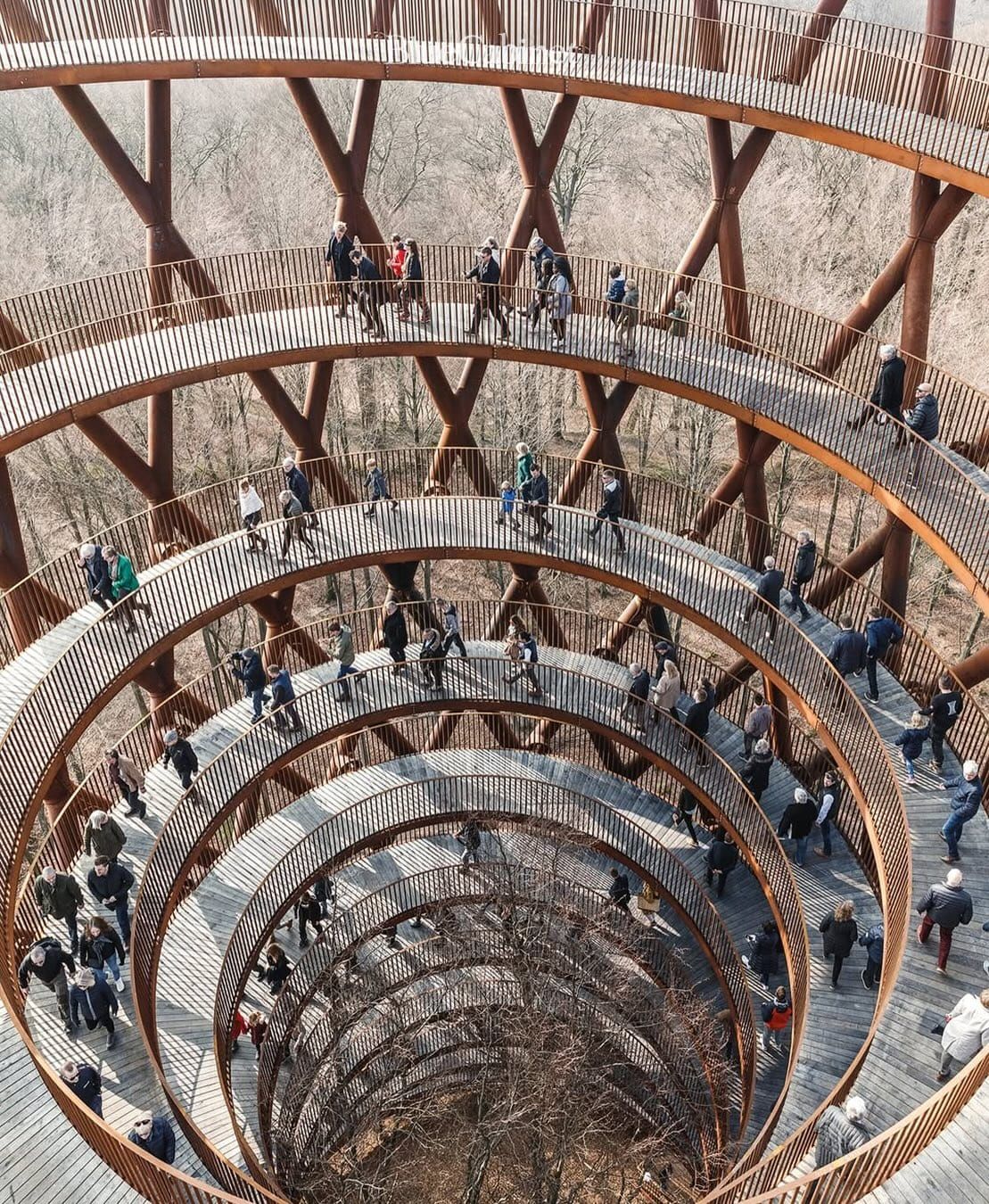 〈Camp Adventure Observation Tower〉, EFFEKT의 덴마크 숲 45m 나선 타워 Post feature image