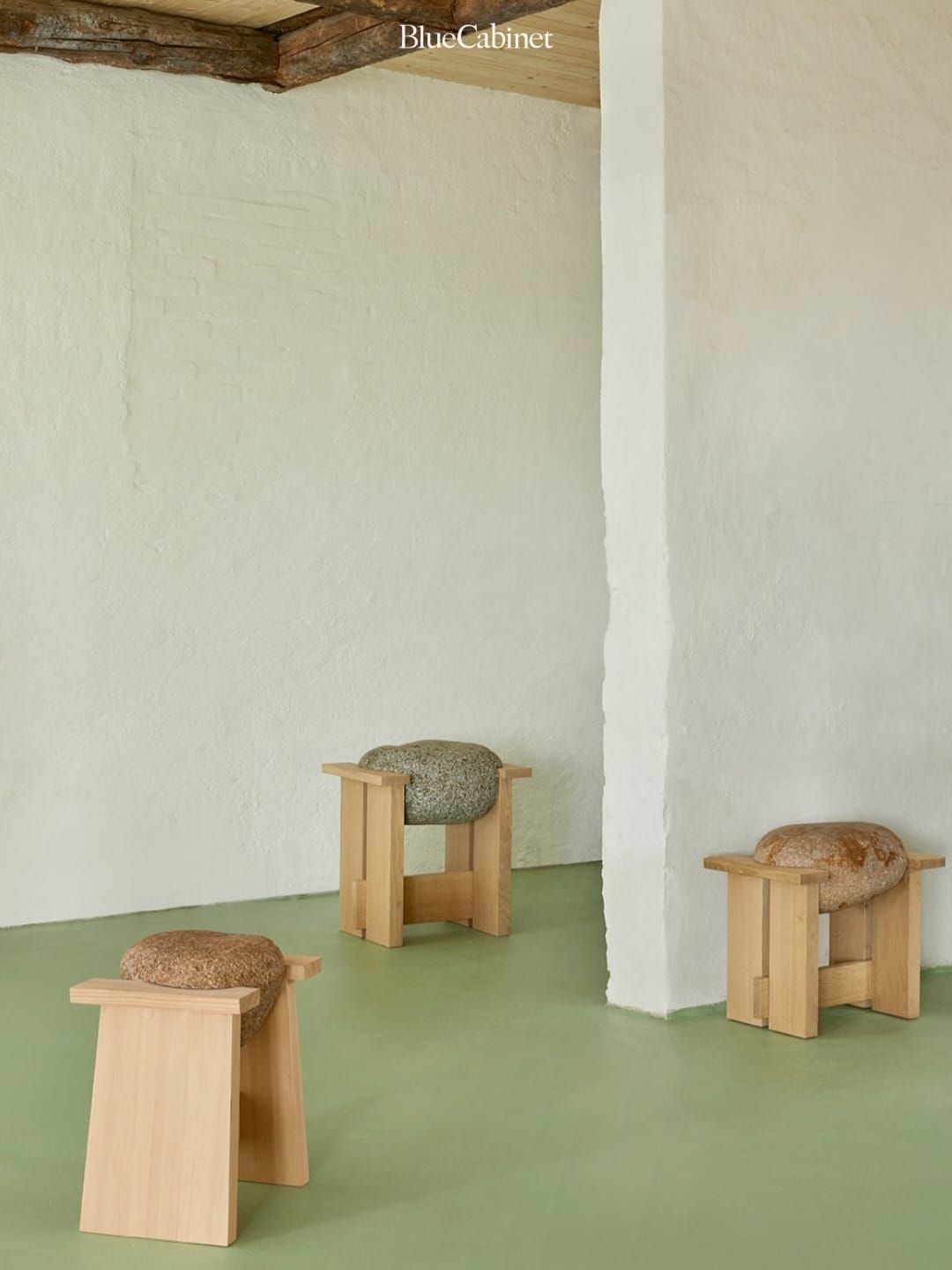 한스 세베린 야콥센의 〈Stone Table〉, 돌과 오크가 만나는 자리 — 밀라노 SOLIDIFIED Post image