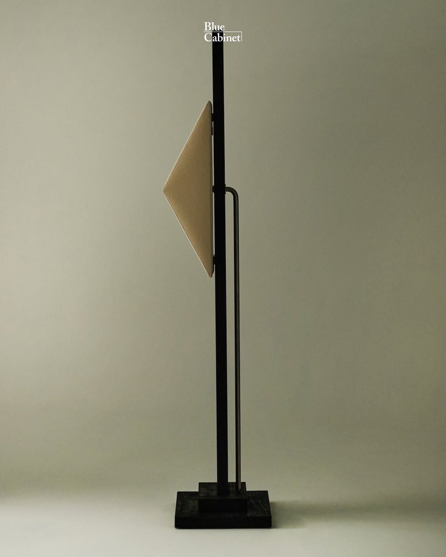 Olivia Bossy 〈No. 0122 Standing Lamp〉, 그을린 목재의 미니멀 조각 Post image