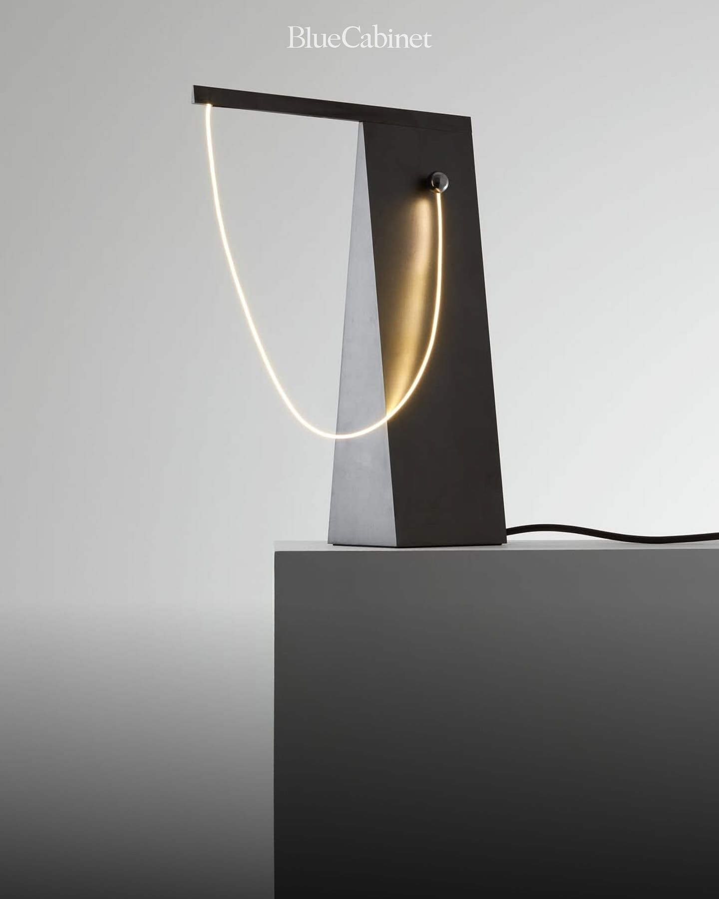 〈Tangent Lamp〉, 자석 구슬 하나로 켜지는 램프 — Relvao Kellermann Post image