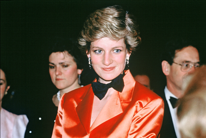 Lady Diana dared to wear a tuxedo jacket and bow tie at a dinner on February 11, 1987 - photo 9