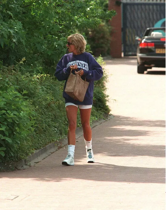 Lady Diana in leggings and a down jacket leaving Prince William's school, December 11, 1986 - photo 16