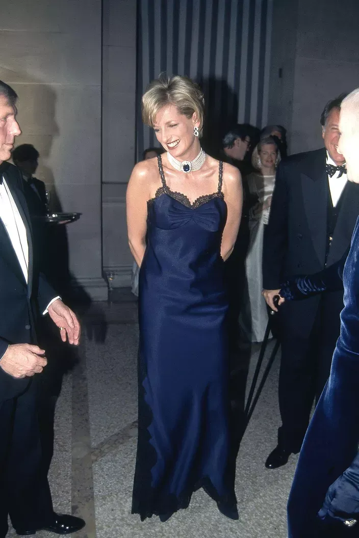 Lady Diana in a sleep dress at the Met Gala in New York, December 10, 1996 - photo 3