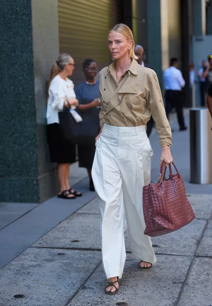 Charlize Theron in flip flops - photo 1