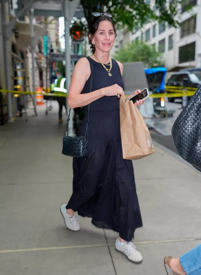 Courteney Cox in gray sneakers - photo 9