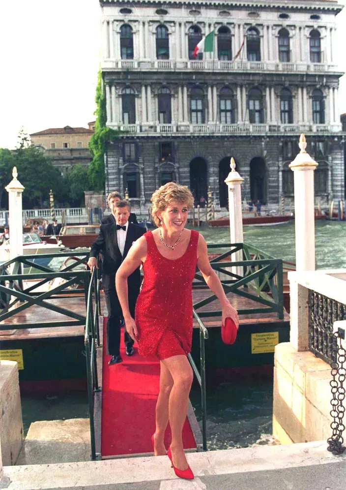 Lady Diana in a short red dress in Venice, June 8, 1995 - photo 17