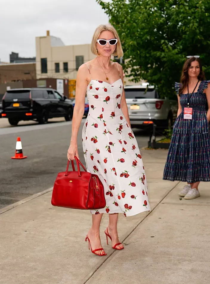 Naomi Watts in red heeled sandals - photo 12